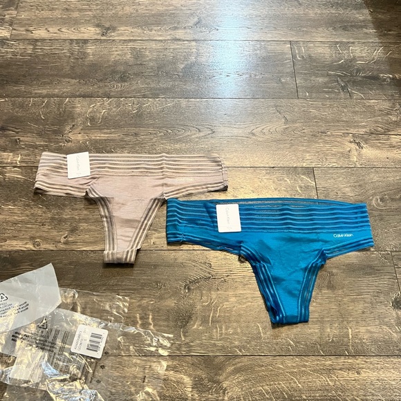2 PRS of Calvin Klein Thongs SZ SM NWT‎ - Picture 1 of 8